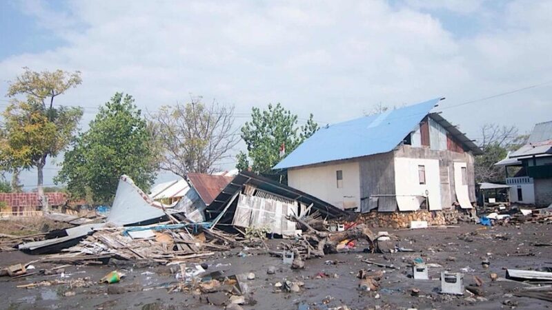 Devastador Terremoto en Indonesia Deja Decenas de Muertos y Miles de Evacuados