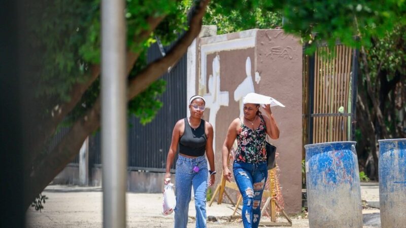 Clima Caluroso y Lluvias Aisladas Marcan el Día en República Dominicana