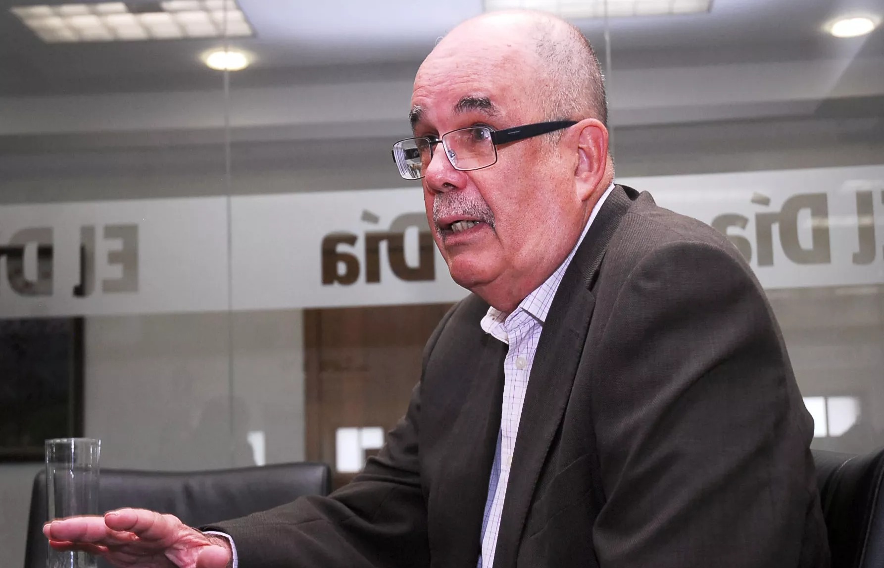 Roberto Casaá Defiende Libros de Historia ante Críticas de la ADP