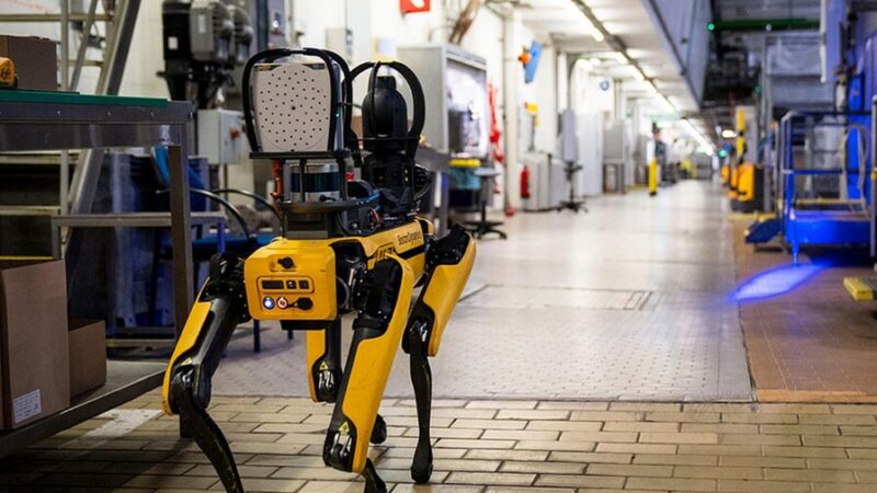 ICE Invertirá en Tecnología Avanzada con Perros Robots para Seguridad