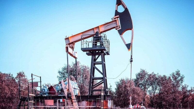 Sanciones a Irán Impulsan el Precio del Petróleo en Texas