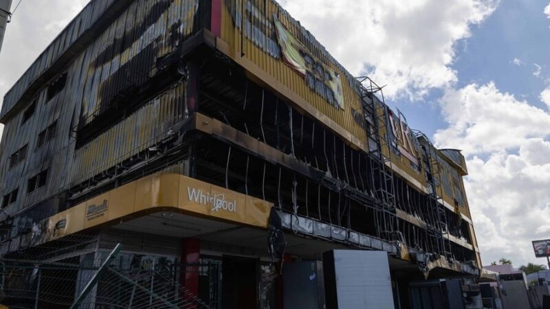 Imponen Medida de Coerción a Hombre por Saqueo durante Incendio en Tienda L&R