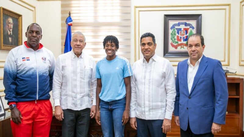 Gobierno Entrega Autobús a Fundación de Marileidy Paulino para Impulsar el Deporte