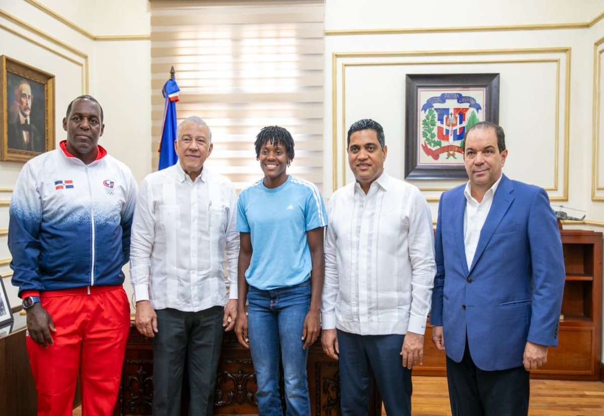 Gobierno Entrega Autobús a Fundación de Marileidy Paulino para Impulsar el Deporte