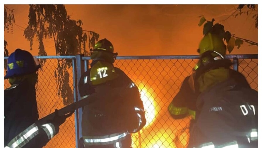 Bomberos Controlan Incendio Cercano a Planta de GLP en Santiago