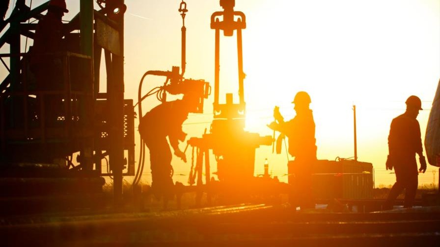 El Petróleo de Texas Modera su Caída y Cierra en 82.23 Dólares