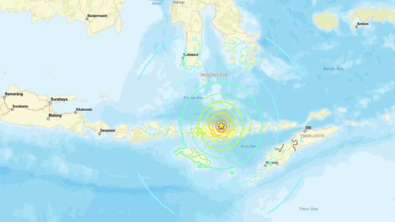 Poderoso Terremoto de 7,7 Impacta la Costa de Indonesia