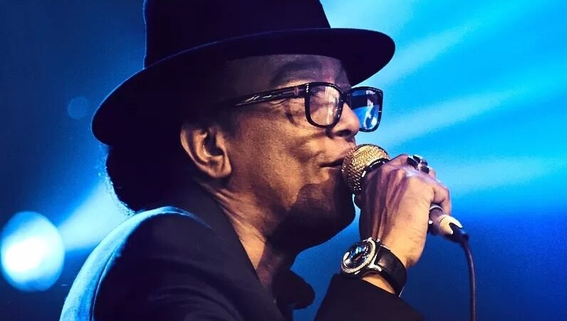 Sergio Vargas Revive Grandes Éxitos en Concierto Filarmónico en Lungomare