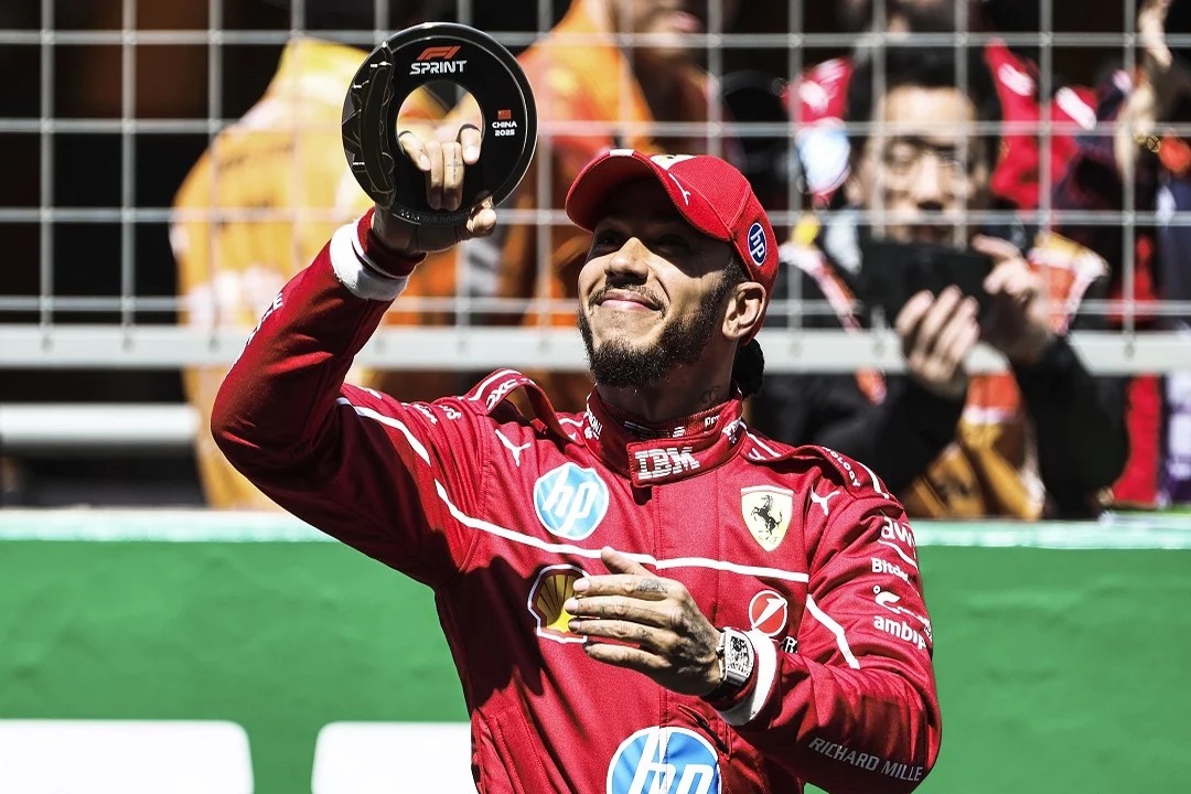 Lewis Hamilton Regresa con Fuerza para Desafiar a Kimi Antonelli en la F1
