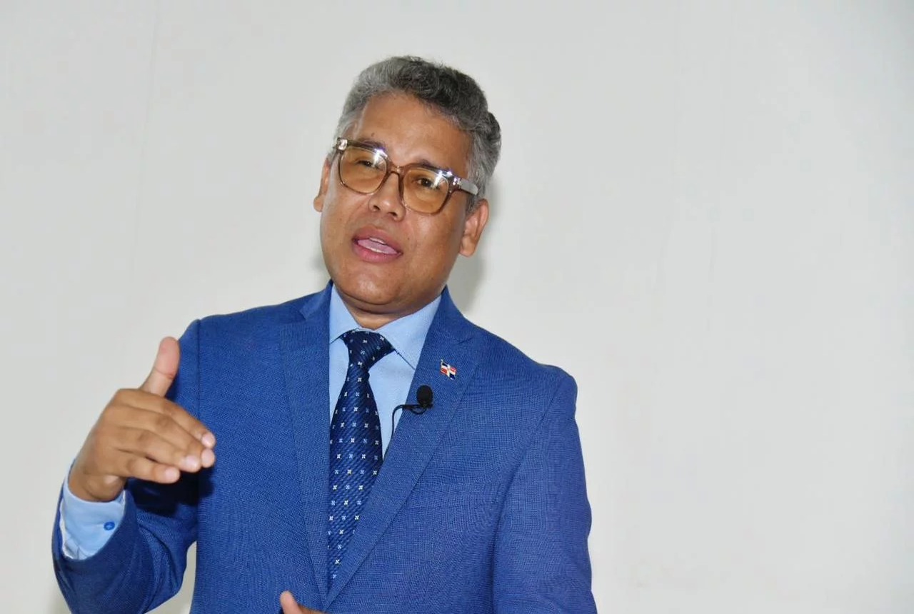 Carlos Peña Defiende Legalidad de Matrimonio Trans en República Dominicana