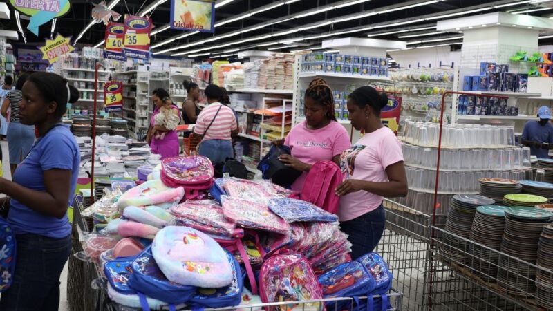 Inician Compras Escolares con Preocupaciones por Precios Elevados