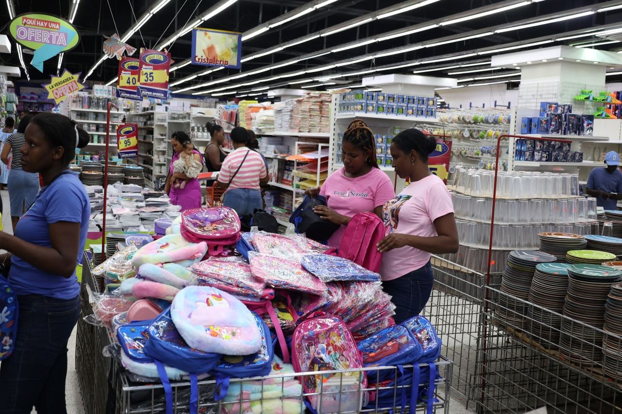 Inician Compras Escolares con Preocupaciones por Precios Elevados