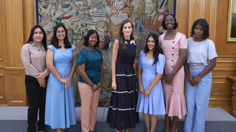 Reina Letizia Recibe a Jóvenes Dominicanas Becadas en España
