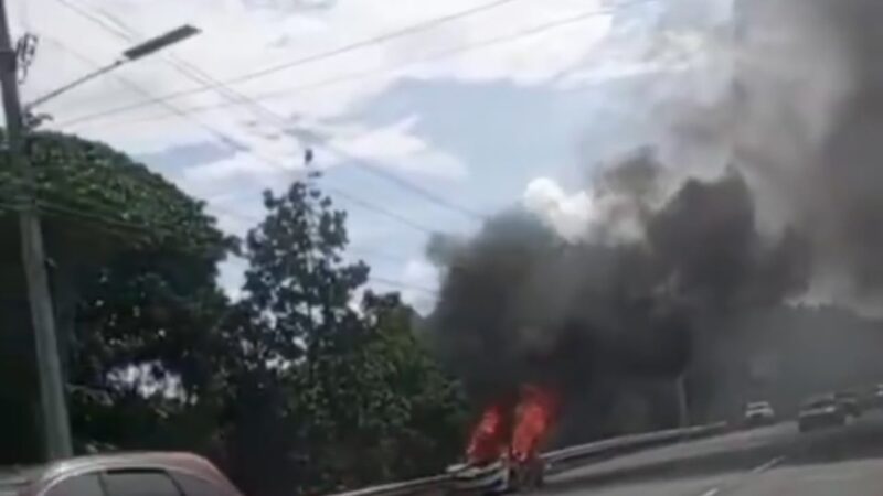 Incendio de Vehículo en Autopista 6 de Noviembre Moviliza a Digesett