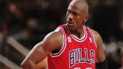 Subastarán la icónica chaqueta del último juego de Jordan con los Bulls