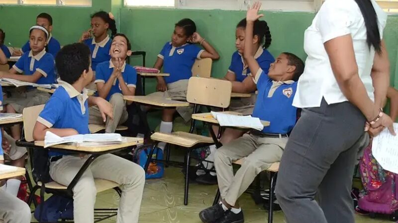 Miles de Maestros Iniciarían el Año Escolar con Contratos Temporales, Advierte la ADP