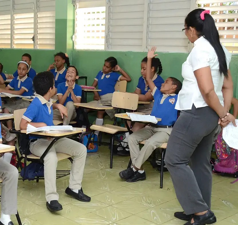 Miles de Maestros Iniciarían el Año Escolar con Contratos Temporales, Advierte la ADP