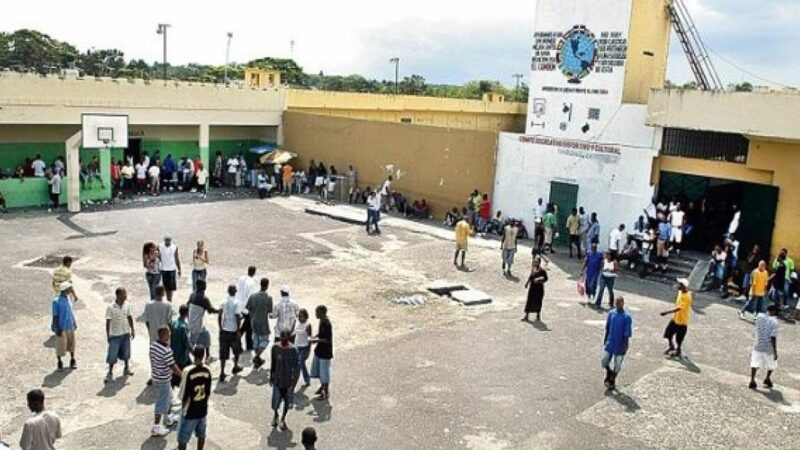 Incidente en Cárcel de Moca: Cuatro Heridos y Decomiso de Drogas y Celulares