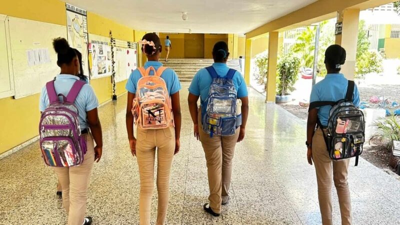 Barahona Inicia Año Escolar con Mochilas Transparentes para Mayor Seguridad