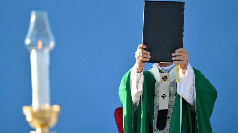 Filippo Sorcinelli: El Maestro del Vestuario Litúrgico que Viste a los Papas