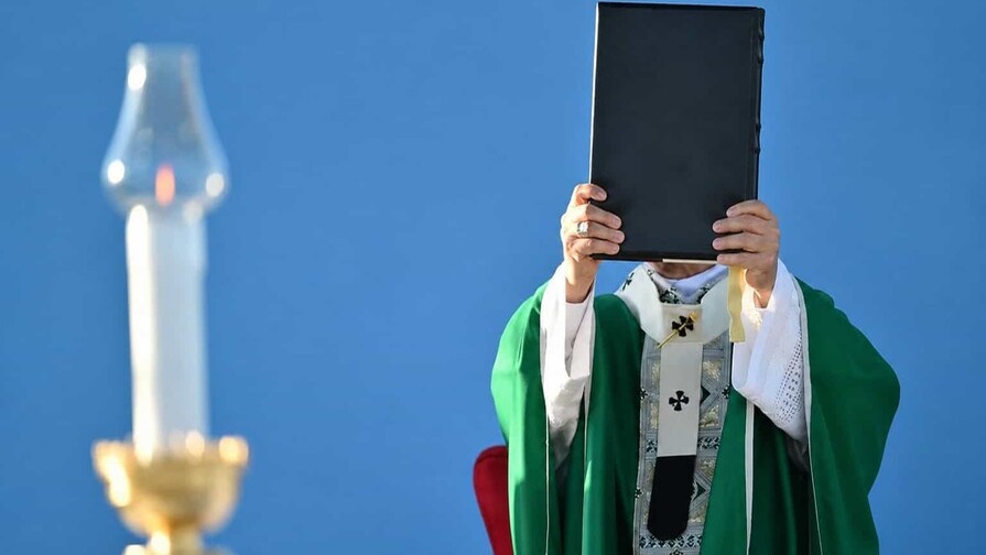 Filippo Sorcinelli: El Maestro del Vestuario Litúrgico que Viste a los Papas