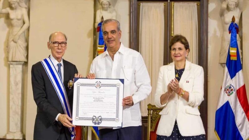 Frank Moya Pons Recibe Condecoración en el 95 Aniversario de la Academia Dominicana de Historia