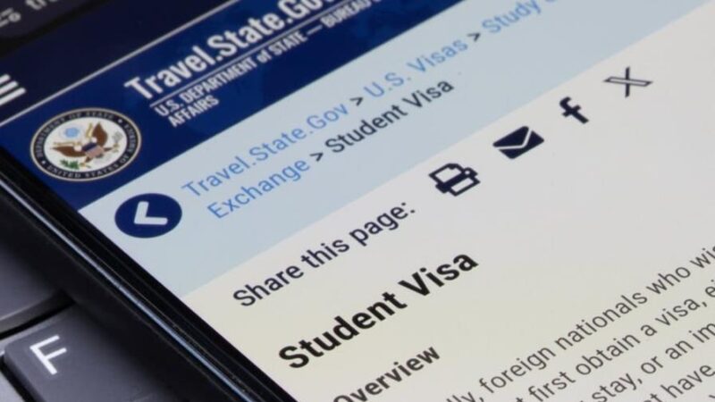 Demanda Contra Restricciones de Visados para Estudiantes y Periodistas en EE.UU.