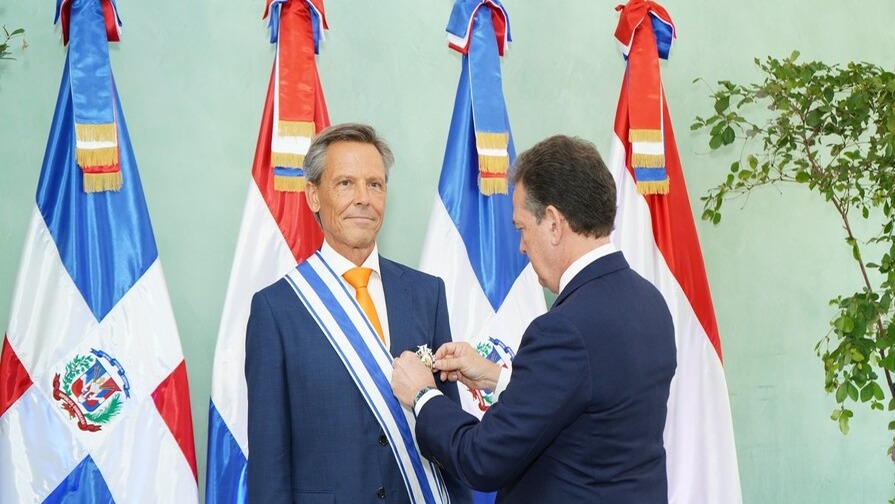 Víctor Bisonó Honra al Embajador de Países Bajos por Fortalecer Lazos Bilaterales