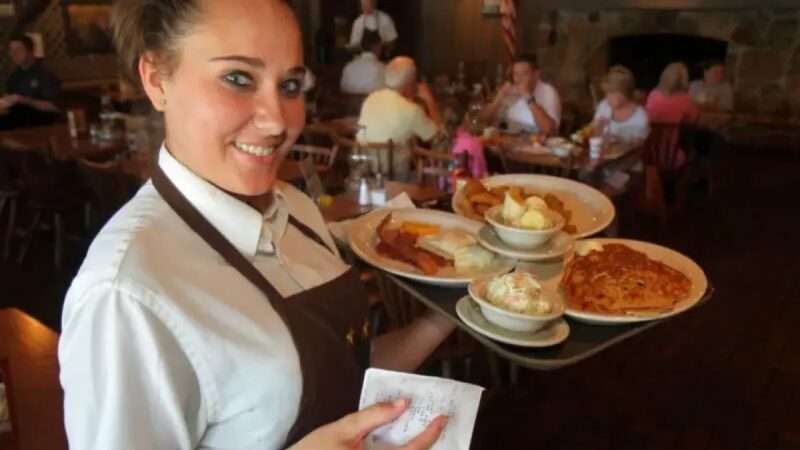 Restaurantes en EE.UU. Optan por Eliminar las Propinas: Un Cambio Controversial