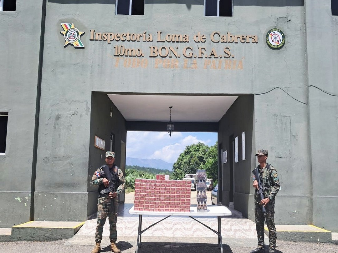 Ejército Dominicano Incauta Contrabando de Cigarrillos y Ron en Dajabón