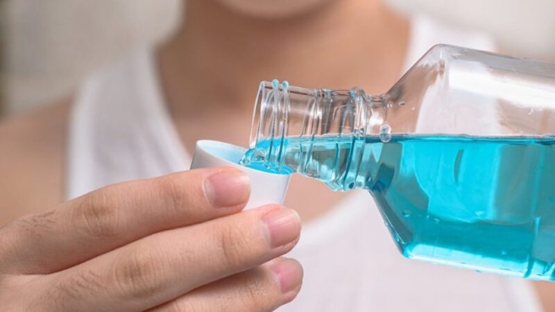 El Impacto del Uso Frecuente de Enjuague Bucal en la Salud Oral