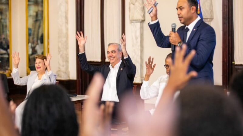 Presidente Abinader Reconoce a Estudiantes Sordos por Excelencia Académica en IA
