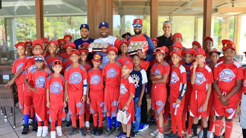 Comisionado de Béisbol Fomenta Valores en Jóvenes de la Liga Quezada