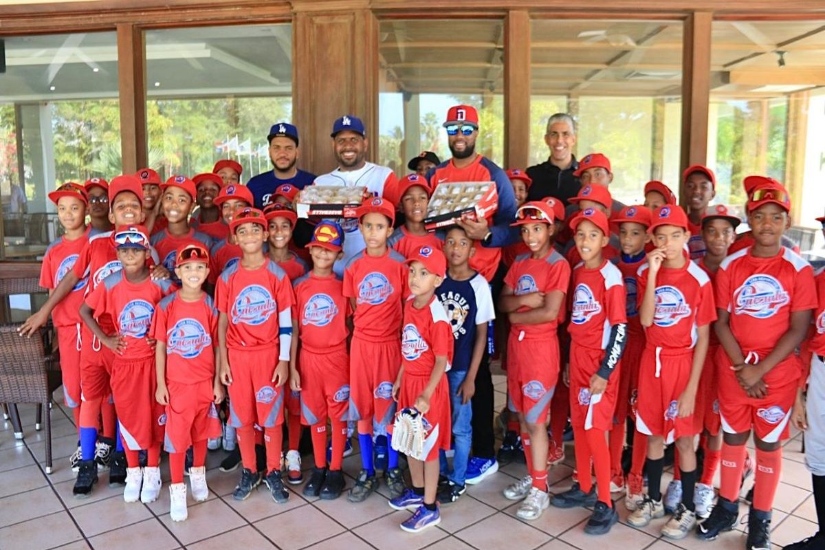 Comisionado de Béisbol Fomenta Valores en Jóvenes de la Liga Quezada