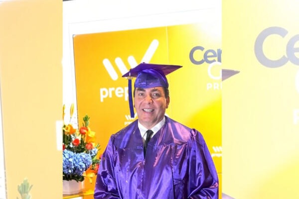 Cristian Castro Celebra su Graduación de Bachillerato a los 51 Años