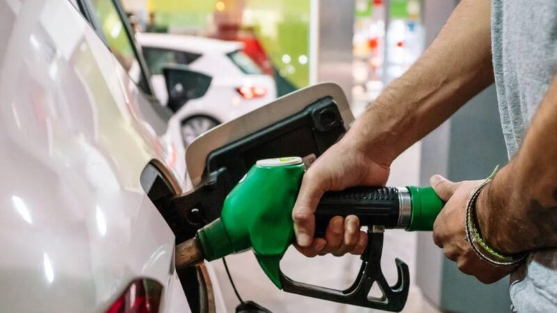 Economista Critica Aumento de Combustibles Pese a Bajos Precios del Petróleo