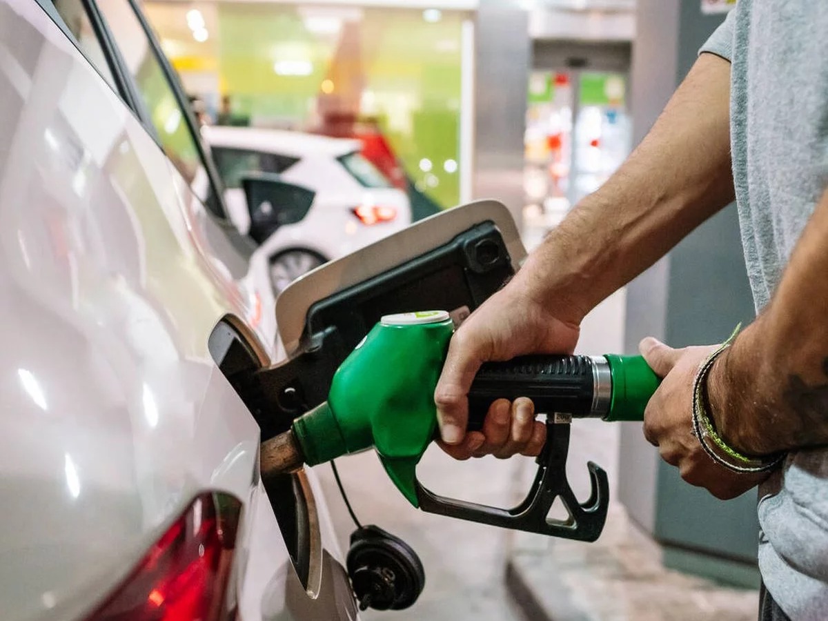 Economista Critica Aumento de Combustibles Pese a Bajos Precios del Petróleo