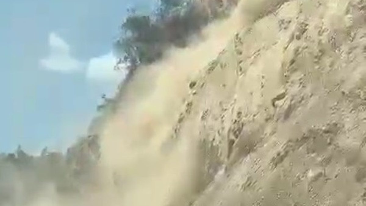 Urgente: Derrumbe en Carretera Jarabacoa–La Vega Amenaza la Seguridad Vial