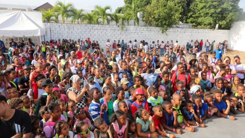 Fundación Sur Apoyarte Distribuye Mochilas y Útiles Escolares en Baní