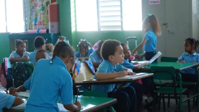 Disparidad en la Asistencia Escolar en el Segundo Día de Clases