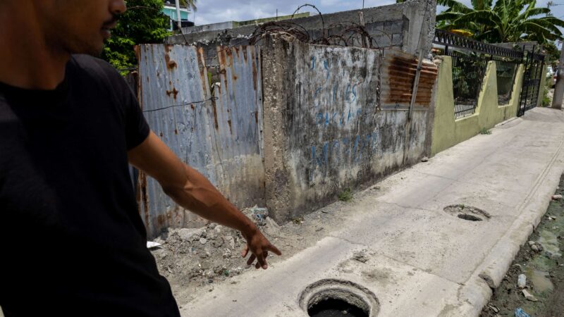 Vecinos de Los Frailes II Exigen Solución Urgente a Problemas de Drenaje en Calle Teo Cruz