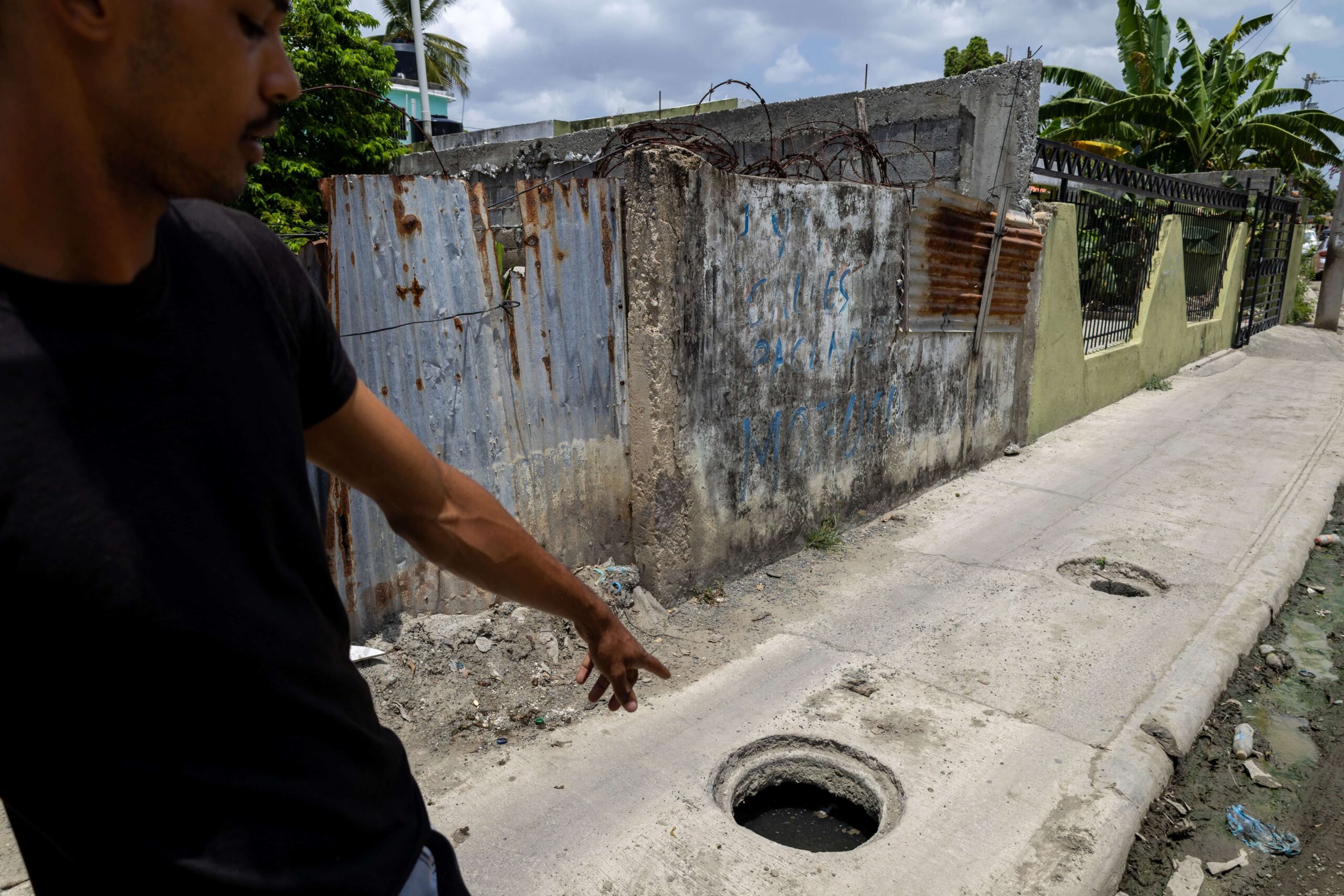 Vecinos de Los Frailes II Exigen Solución Urgente a Problemas de Drenaje en Calle Teo Cruz