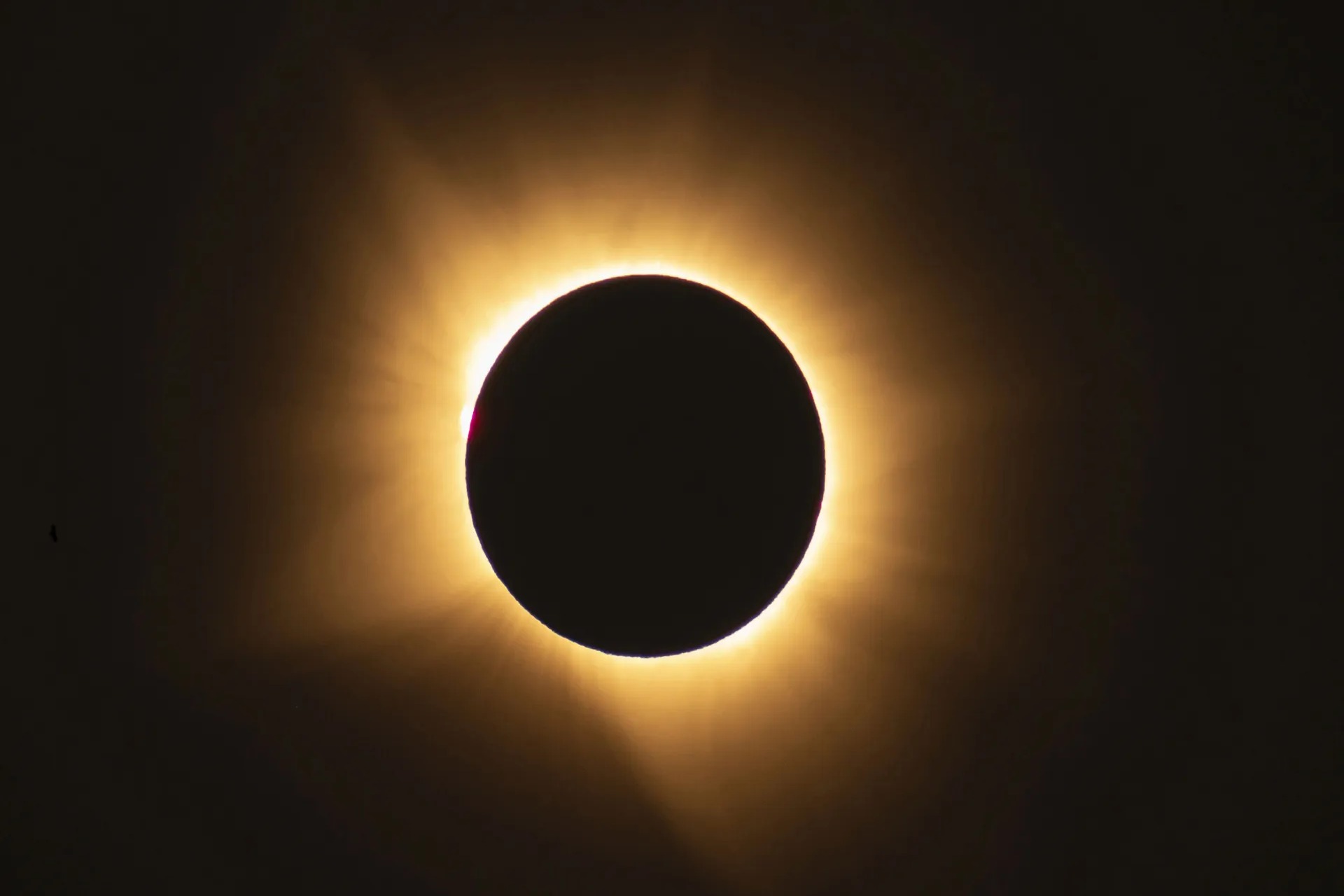 El Eclipse Solar: Un Espectáculo Celestial Opacado por las Nubes
