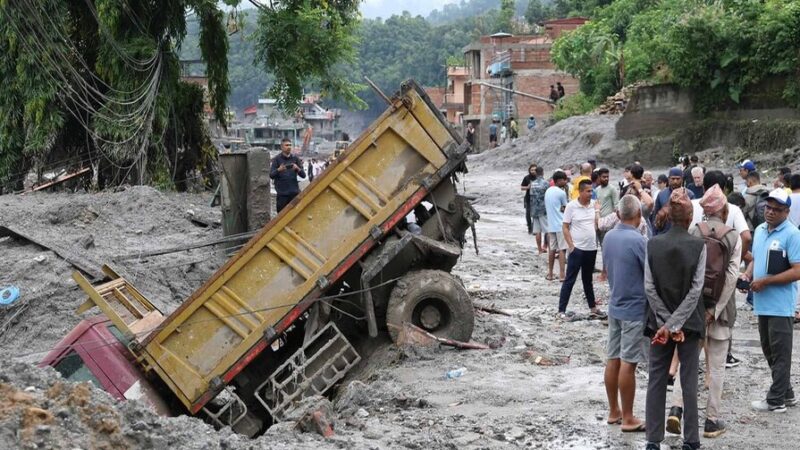 Tragedia en Nepal: Riada Masiva Deja Casi 700 Muertos