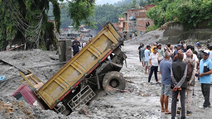 Tragedia en Nepal: Riada Masiva Deja Casi 700 Muertos