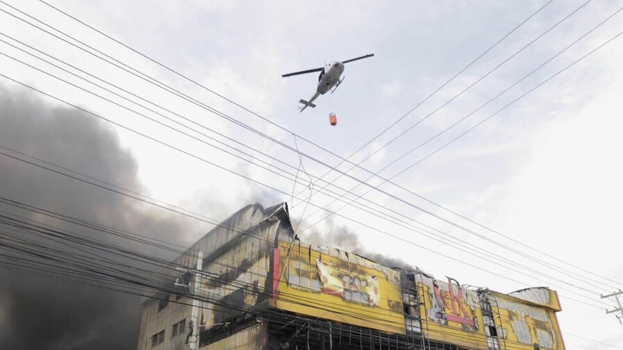 Intenso Incendio Afecta Tienda L&R Comercial en Santo Domingo Este