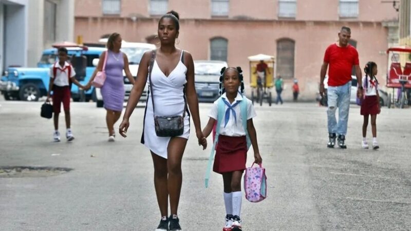 Cuba Inicia Año Escolar en Medio de Crisis Energética