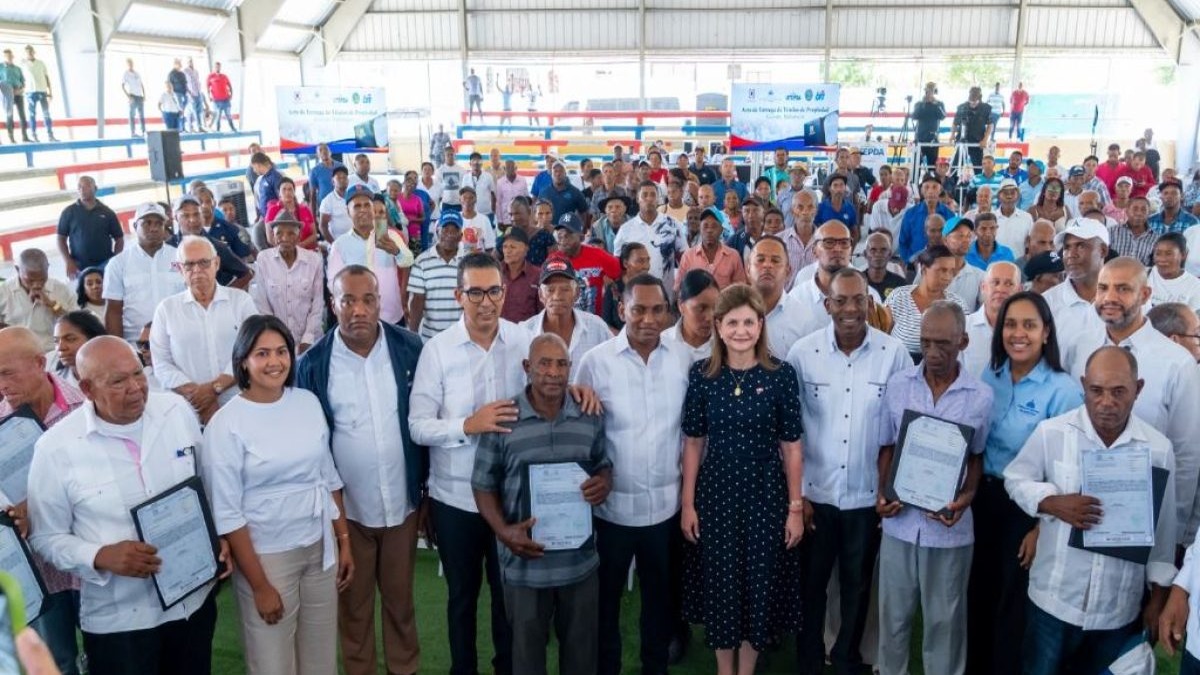Gobierno Dominicano Otorga 165 Títulos de Propiedad a Productores de Galván