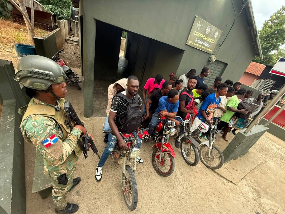 Ejército Dominicano Refuerza Control Fronterizo con Interceptación de 76 Haitianos