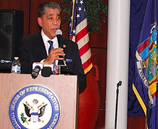Adriano Espaillat: Un Líder que No se Retira
